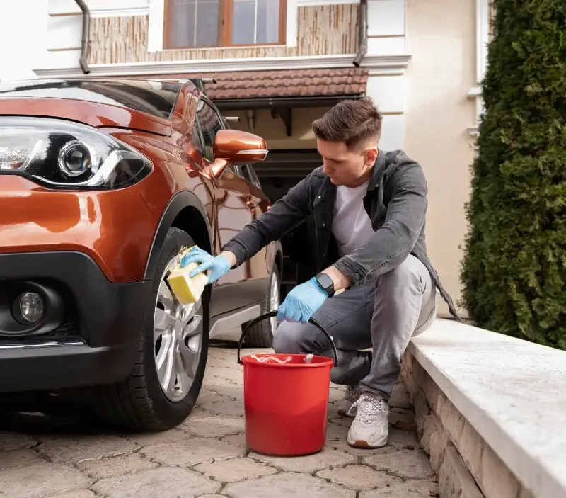 Lavage auto à domicile Aillon-le-Vieux : professionnel intervenant sur un véhicule